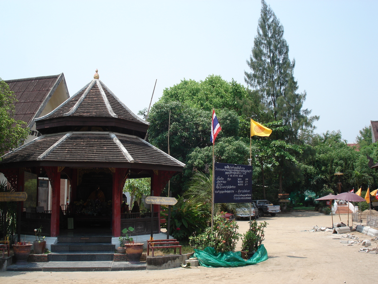 รูปถ่าย ไทย(Thailand) เชียงใหม่(Chiang Mai) ข้างในคุเมืองเชียงใหม่(Inside Canal) วัดเจดีย์หลวงวรวิหาร(Wat Chediluang Varaviharn temple) 2006-04 26