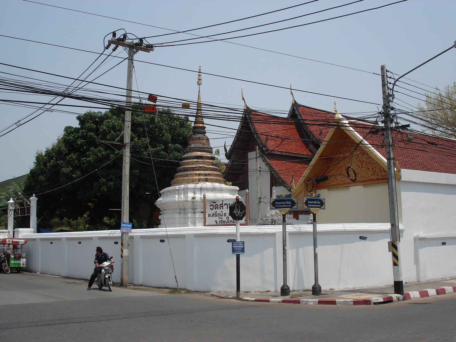รูปถ่าย ไทย(Thailand) เชียงใหม่(Chiang Mai) ข้างในคุเมืองเชียงใหม่(Inside Canal) ราชดำเนิน (ถนนคนเดิน)(Rad Cha Dom Nurn (Walking Street)) 2006-04 8
