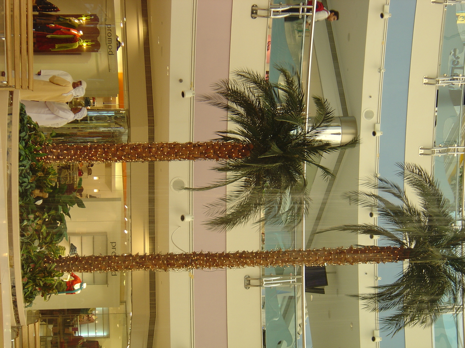 รูปถ่าย สหรัฐอาหรับเอมิเรตส์(United Arab Emirates) อาบูดาบี(Abu Dhabi) มารีนามอลล์(Marina Mall) 2005-09 16