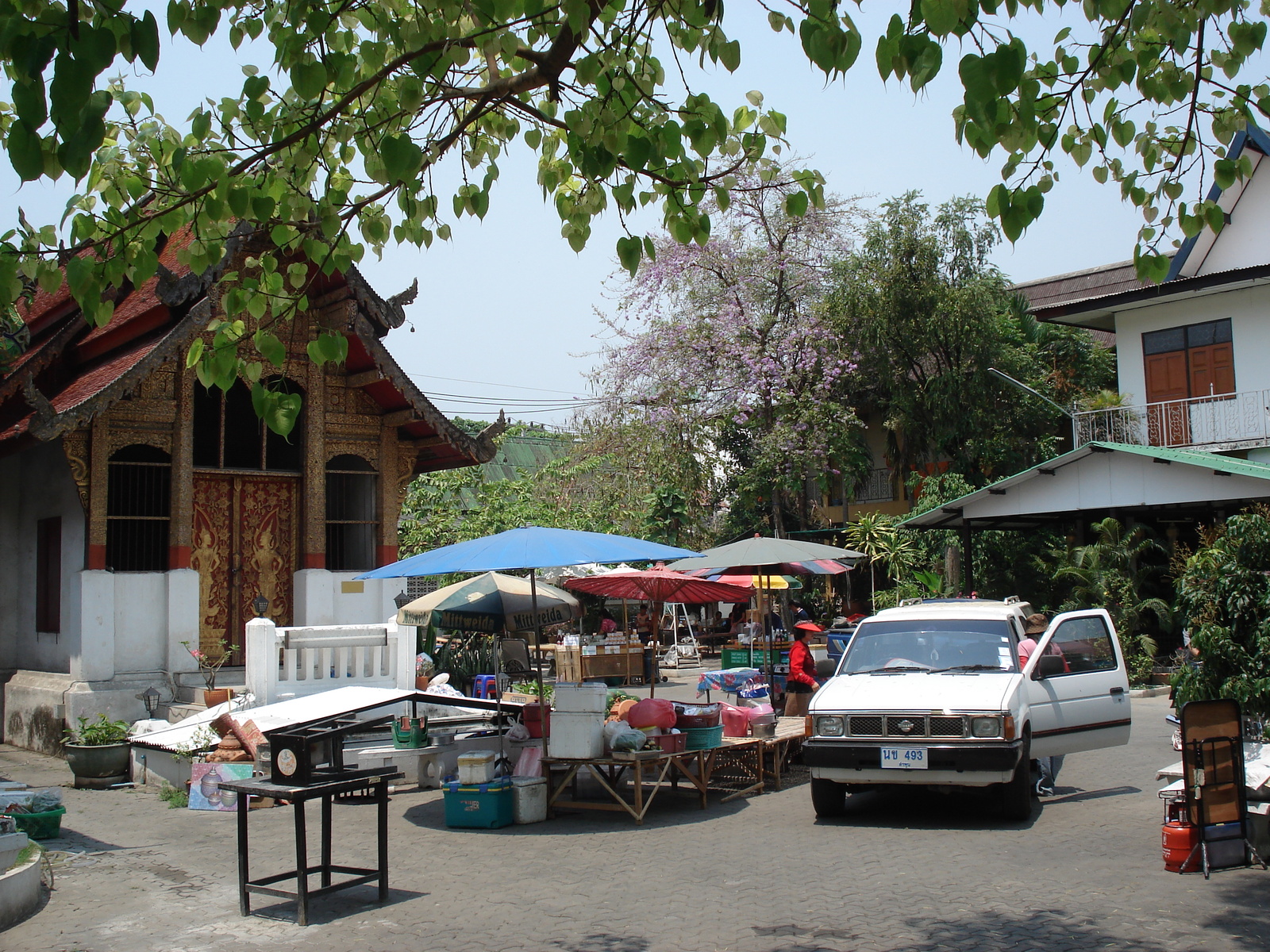 รูปถ่าย ไทย(Thailand) เชียงใหม่(Chiang Mai) ข้างในคุเมืองเชียงใหม่(Inside Canal) ราชดำเนิน (ถนนคนเดิน)(Rad Cha Dom Nurn (Walking Street)) 2006-04 19
