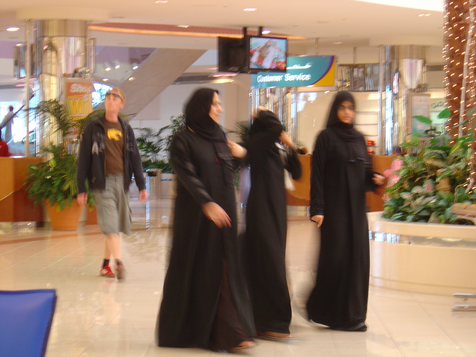 รูปถ่าย สหรัฐอาหรับเอมิเรตส์(United Arab Emirates) อาบูดาบี(Abu Dhabi) มารีนามอลล์(Marina Mall) 2005-09 6