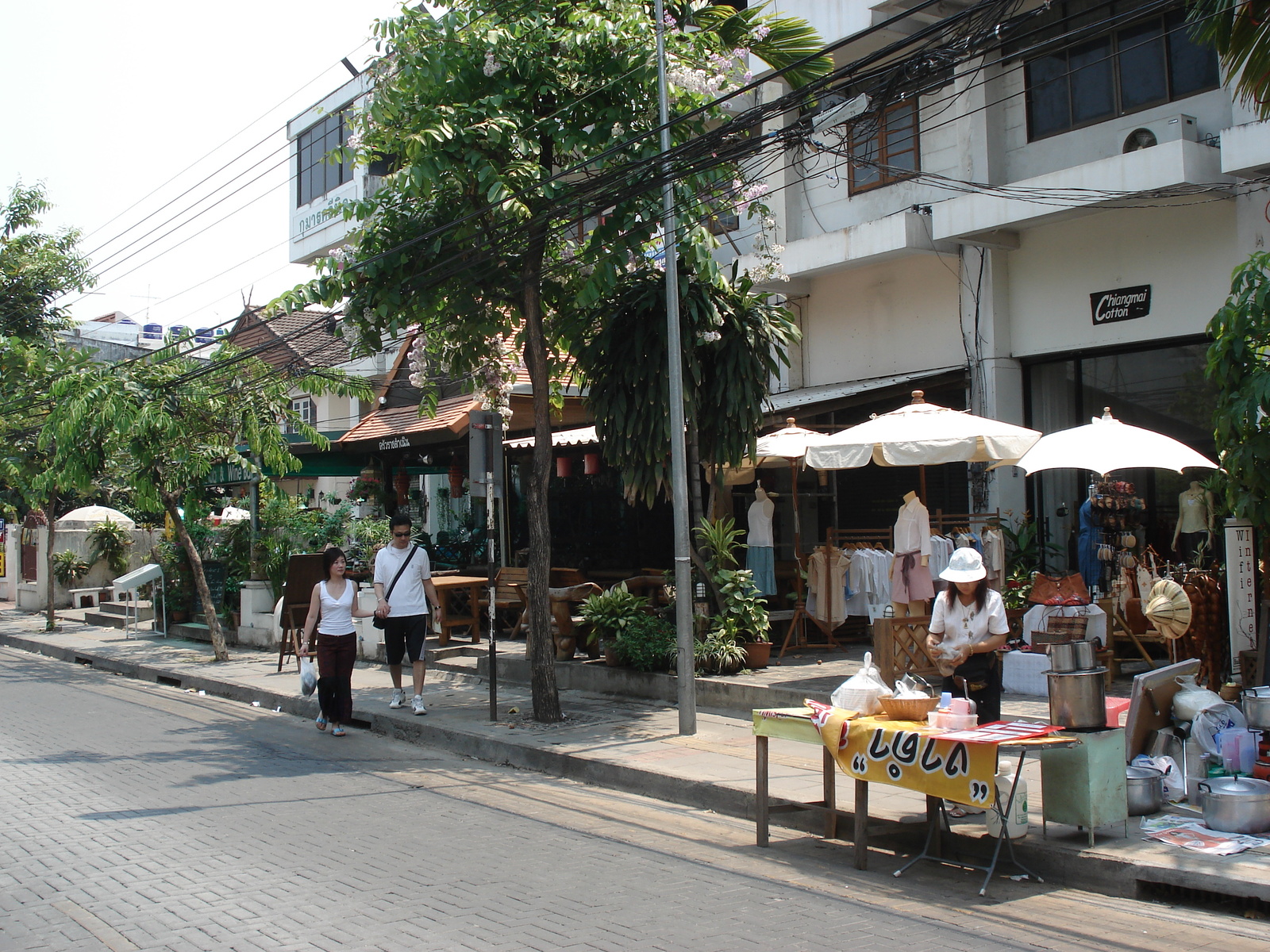รูปถ่าย ไทย(Thailand) เชียงใหม่(Chiang Mai) ข้างในคุเมืองเชียงใหม่(Inside Canal) ราชดำเนิน (ถนนคนเดิน)(Rad Cha Dom Nurn (Walking Street)) 2006-04 10