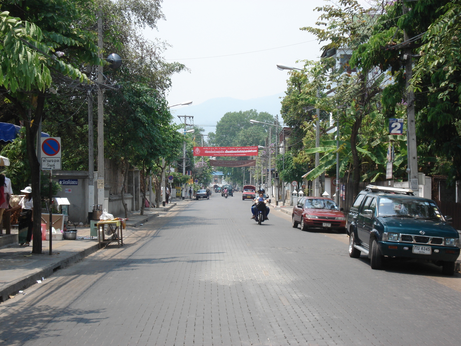 รูปถ่าย ไทย(Thailand) เชียงใหม่(Chiang Mai) ข้างในคุเมืองเชียงใหม่(Inside Canal) ราชดำเนิน (ถนนคนเดิน)(Rad Cha Dom Nurn (Walking Street)) 2006-04 6