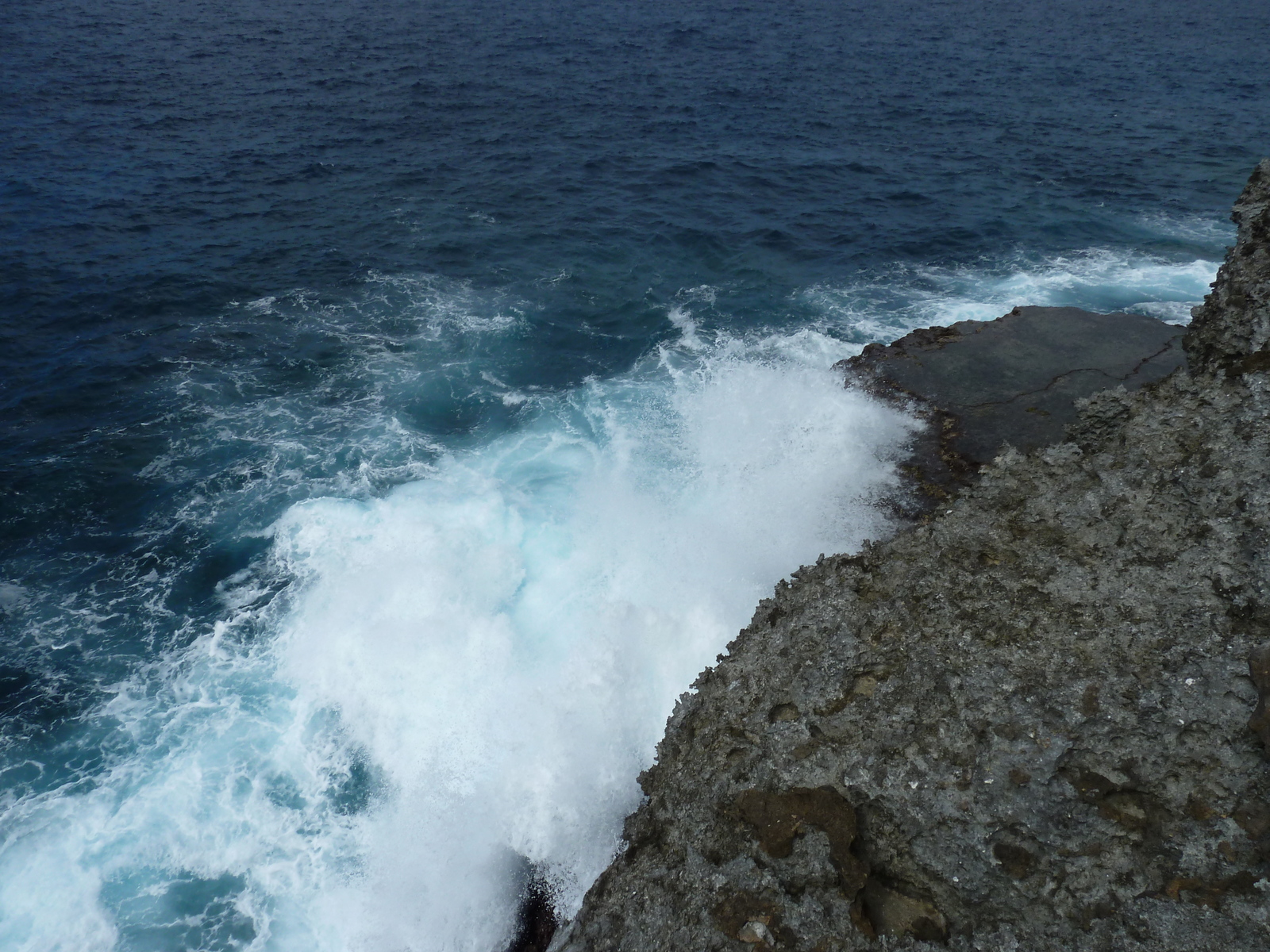 รูปถ่าย นิวแคลิโดเนีย(New Caledonia) เกาะลีฟู(Lifou) หน้าผาโซเดร(Xodre Cliffs) 2010-05 19
