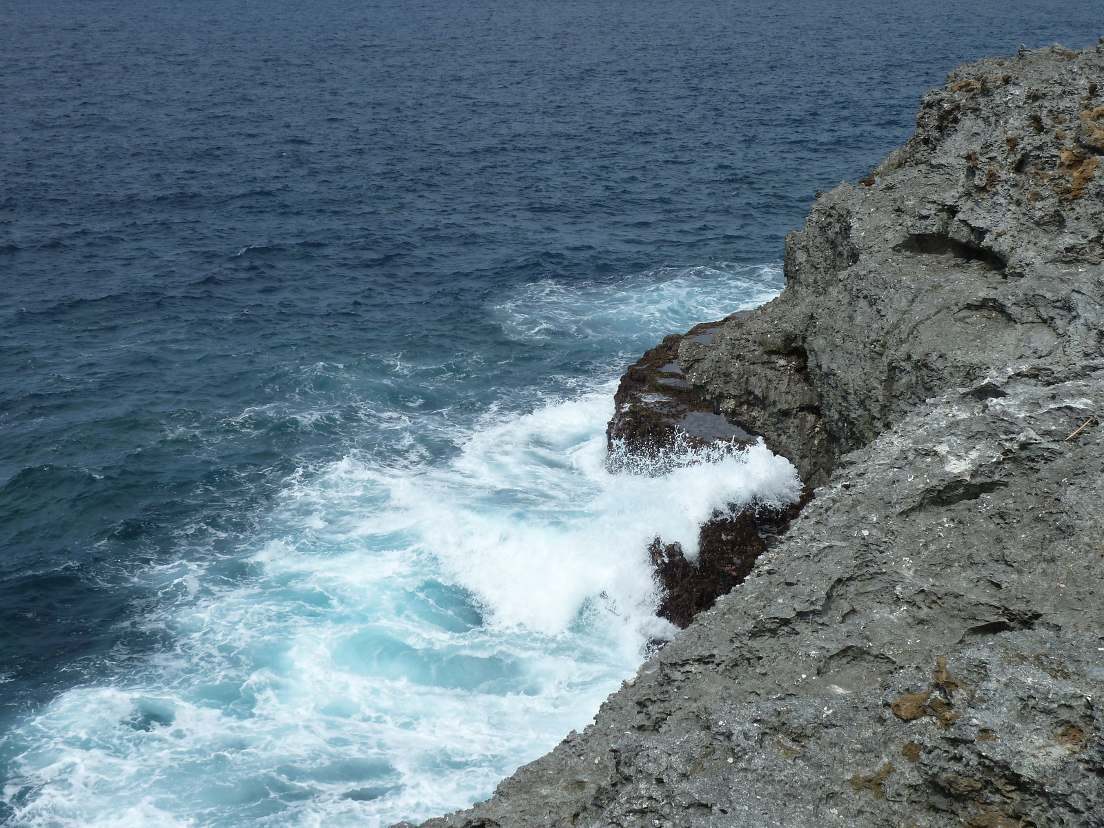 รูปถ่าย นิวแคลิโดเนีย(New Caledonia) เกาะลีฟู(Lifou) หน้าผาโซเดร(Xodre Cliffs) 2010-05 25