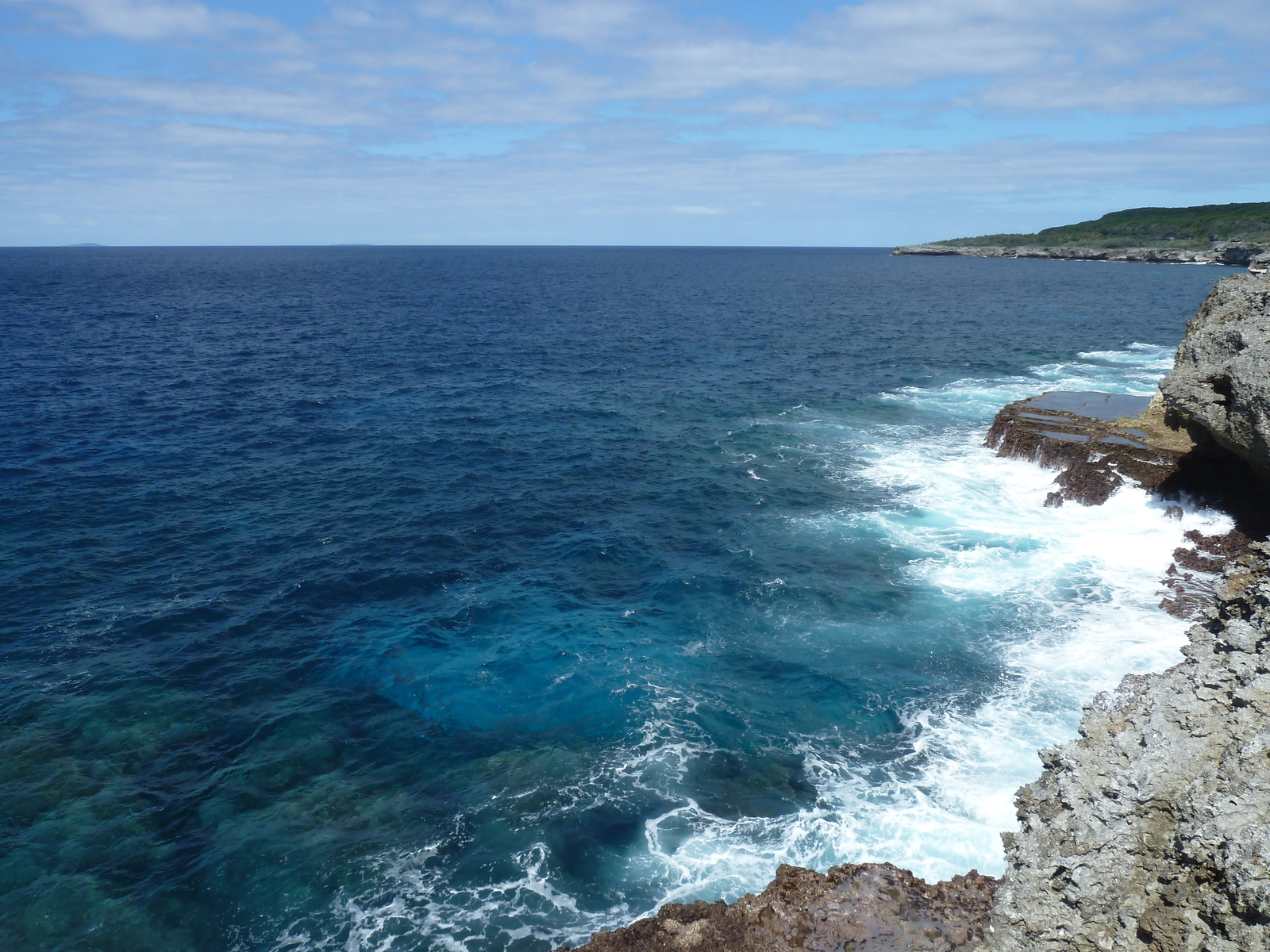 รูปถ่าย นิวแคลิโดเนีย(New Caledonia) เกาะลีฟู(Lifou) หน้าผาโซเดร(Xodre Cliffs) 2010-05 12