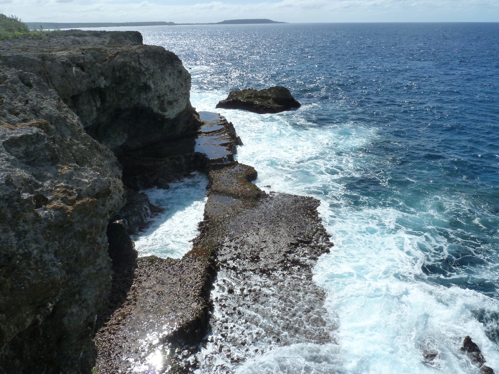 รูปถ่าย นิวแคลิโดเนีย(New Caledonia) เกาะลีฟู(Lifou) หน้าผาโซเดร(Xodre Cliffs) 2010-05 14