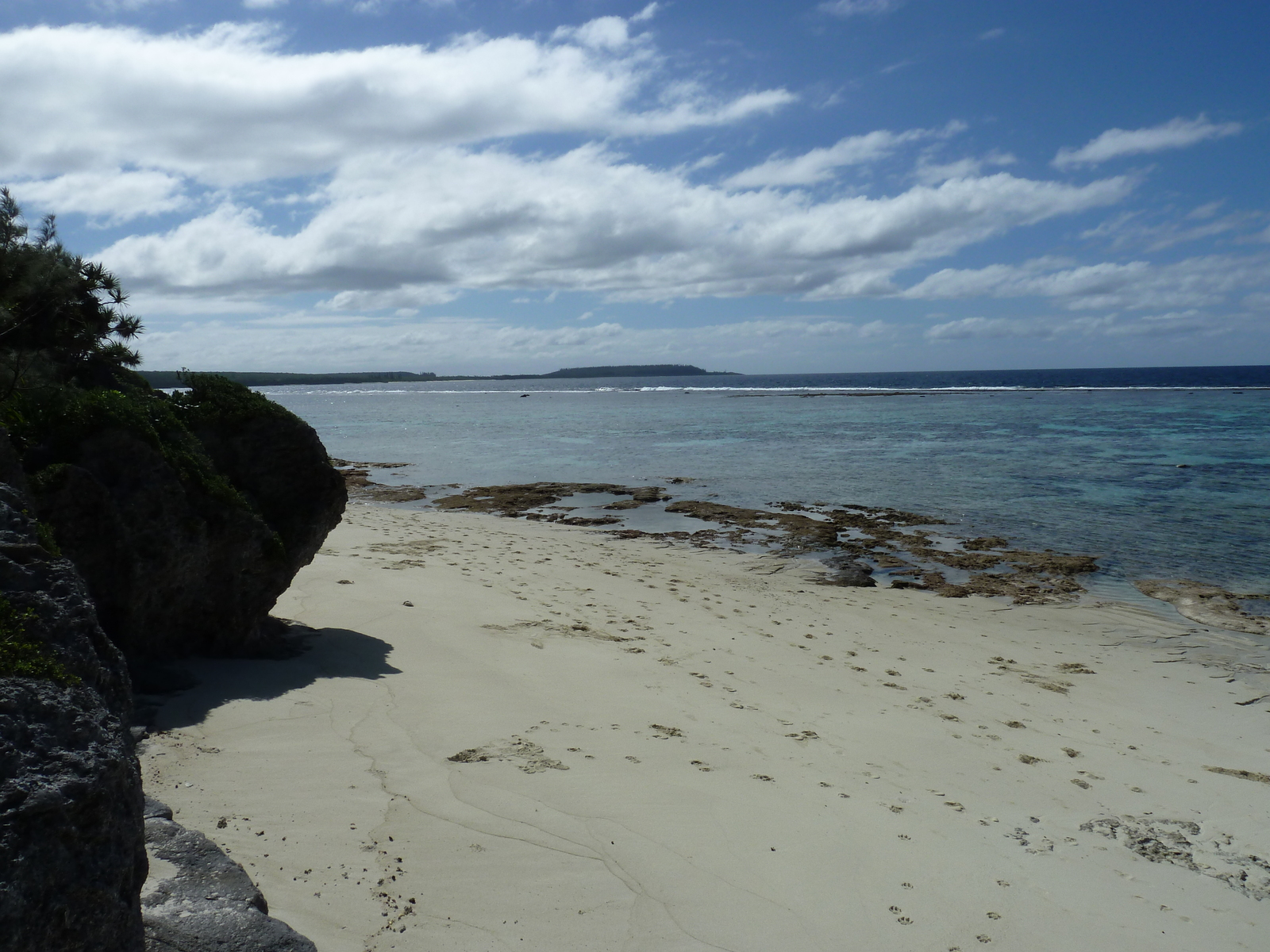 รูปถ่าย นิวแคลิโดเนีย(New Caledonia) เกาะลีฟู(Lifou) หมู่บ้านมู(Mu) 2010-05 45