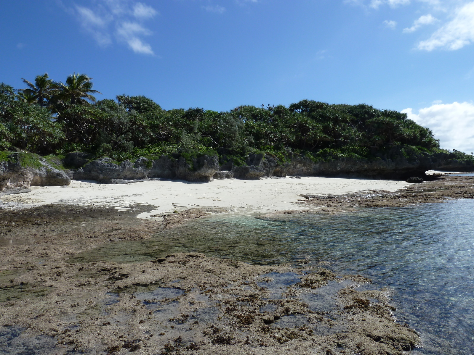 รูปถ่าย นิวแคลิโดเนีย(New Caledonia) เกาะลีฟู(Lifou) หมู่บ้านมู(Mu) 2010-05 37