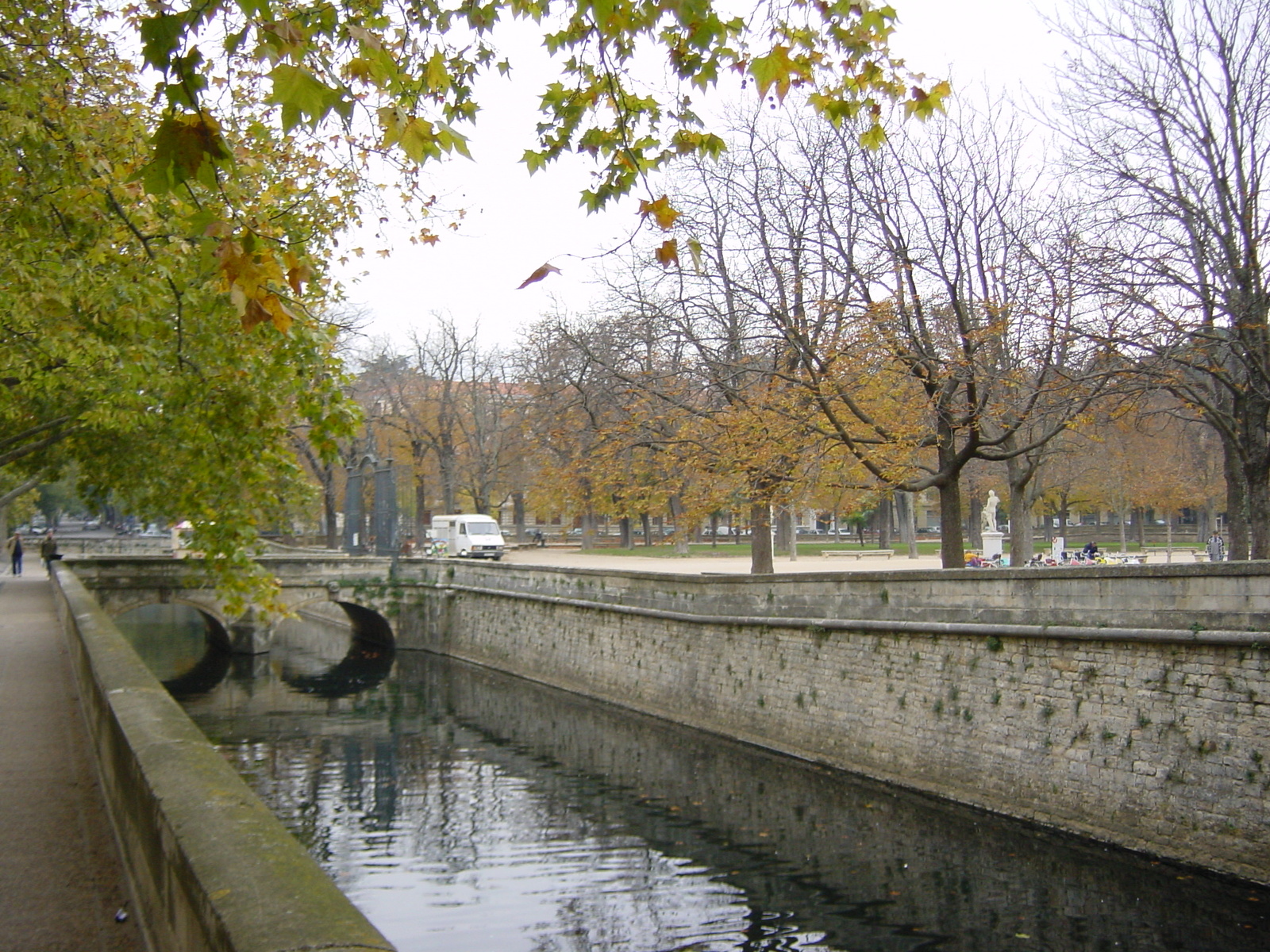 รูปถ่าย ฝรั่งเศส(France) นีเมอ(Nimes) 2001-11 12