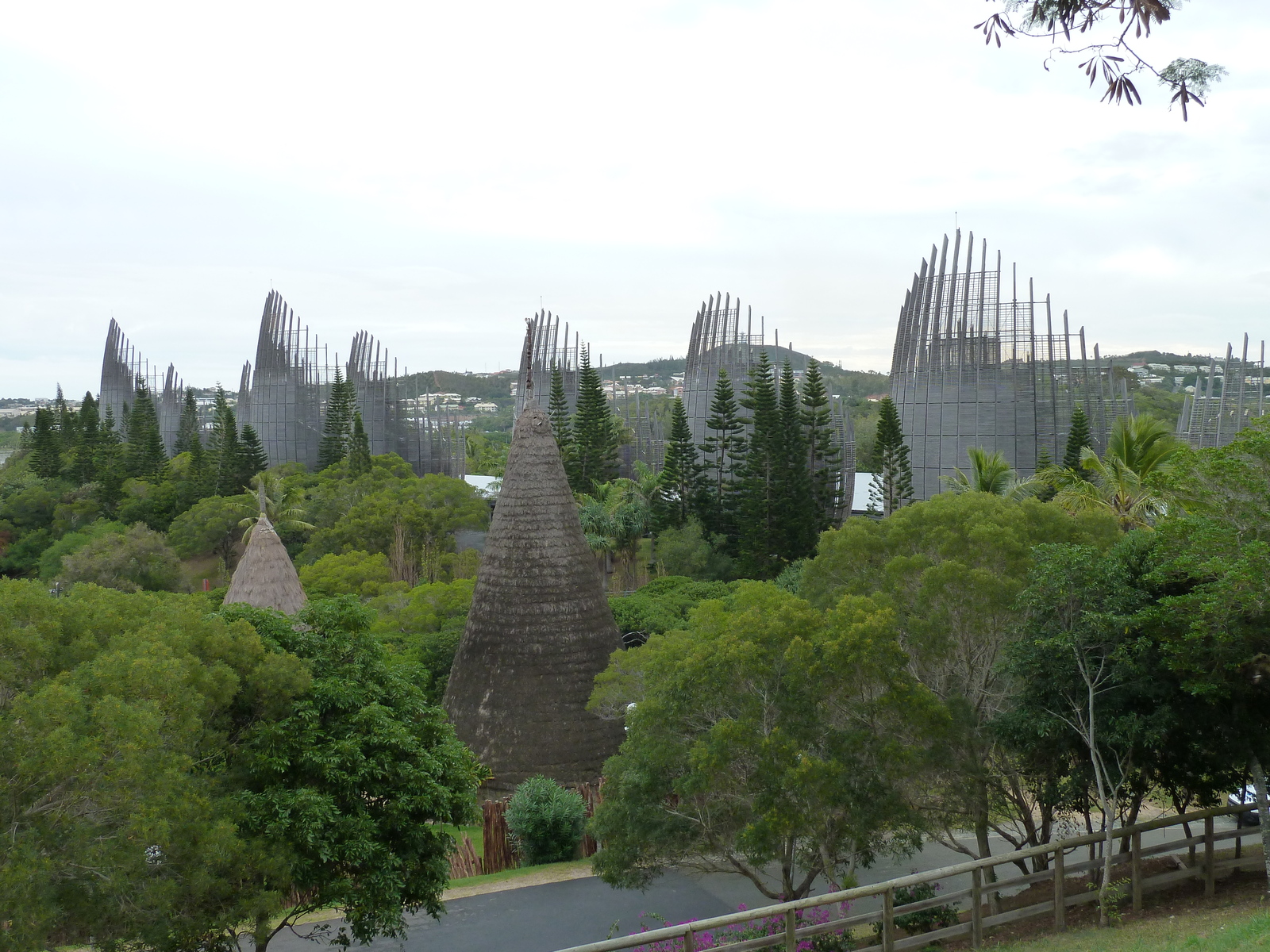 รูปถ่าย นิวแคลิโดเนีย(New Caledonia) ศูนย์วัฒนธรรมฌีบาอู(Tjibaou Cultural Centre) 2010-05 57