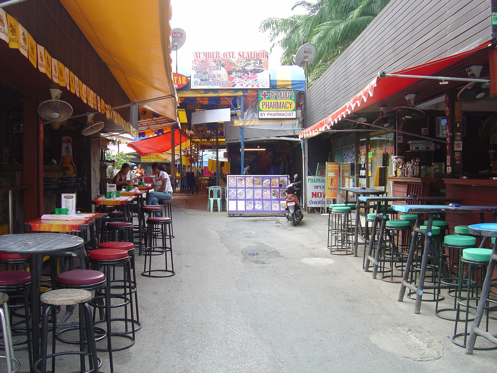 รูปถ่าย ไทย(Thailand) ภูเก็ต(Phuket) ป่าตอง(Patong) ถนนสาย 2(2nd Road) 2005-12 37