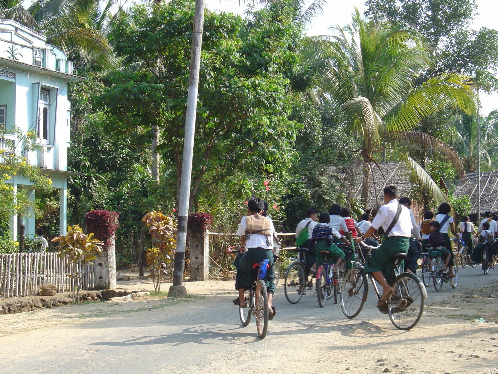 รูปถ่าย พม่า(Myanmar) ถนนจากทวายไปหาดหม่องมะกัน(Road from Dawei to Maungmagan beach) 2005-01 44