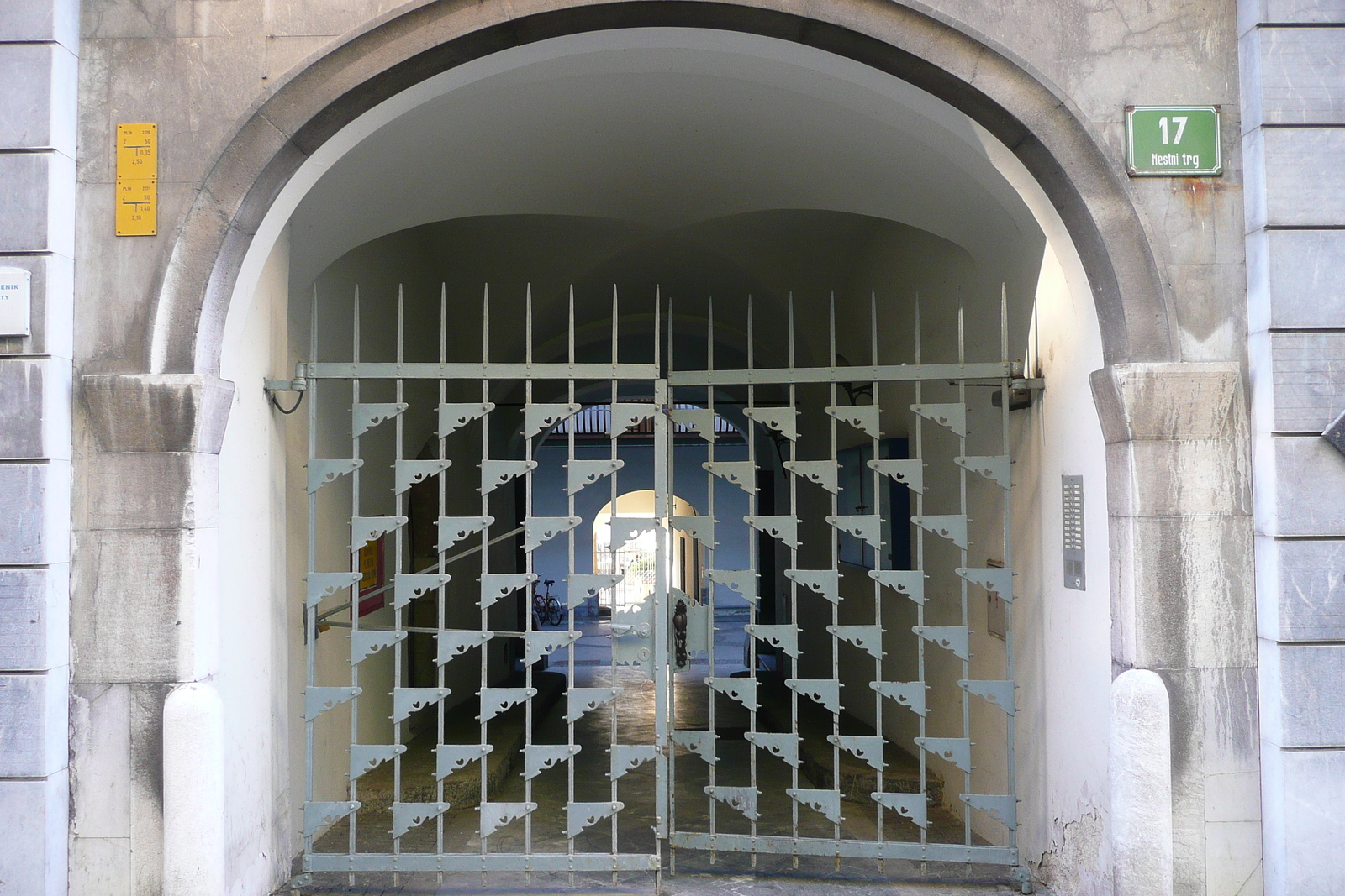 รูปถ่าย สโลวีเนีย(Slovenia) ลีอูบลีอานา(Ljubljana) เมืองเก่า(Historic Centre) 2008-01 62