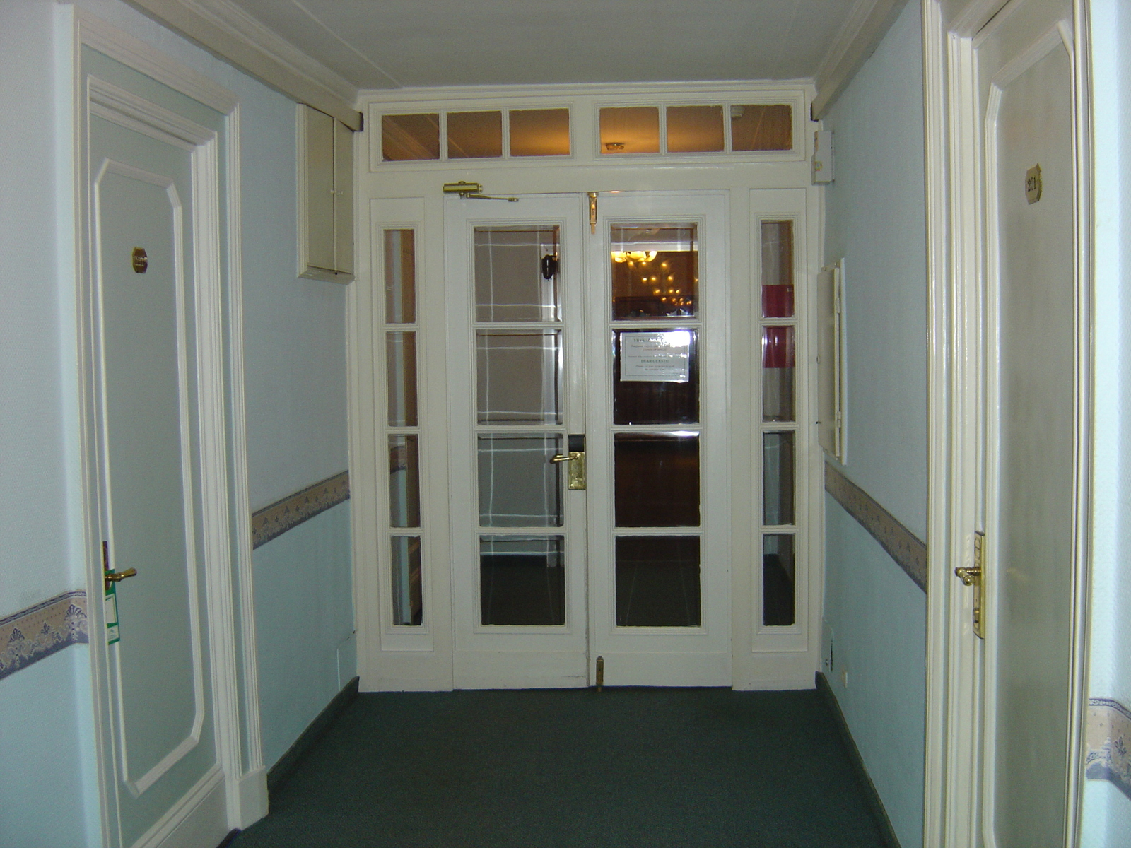 รูปถ่าย รัสเซีย(Russia) มอสโก(Moscow) โรงแรมบูดาเปสต์(Budapest Hotel) 2005-04 13