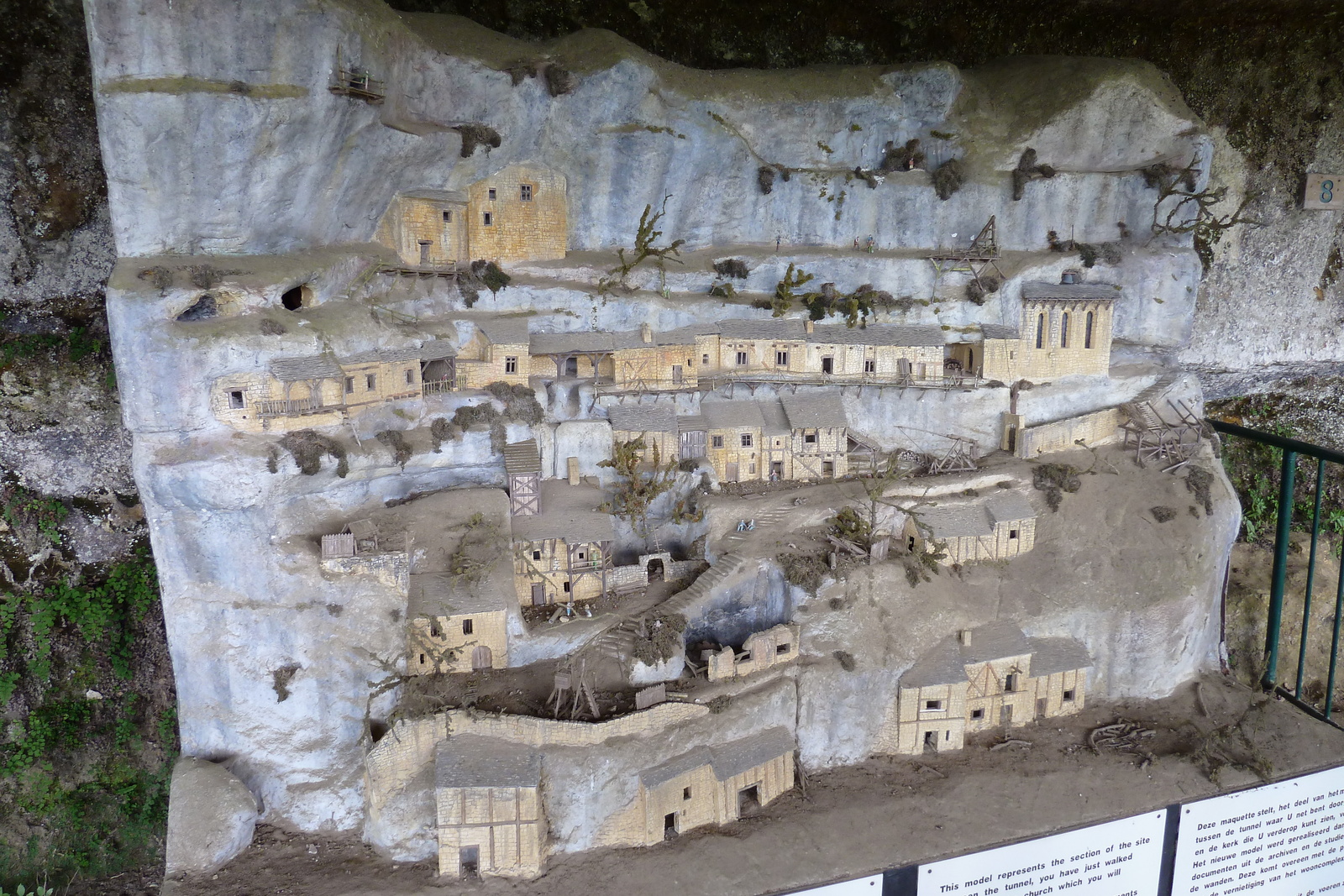 รูปถ่าย ฝรั่งเศส(France) ลาร็อกแซ็งคริสตอฟ(La Roque St Christophe) 2010-08 33