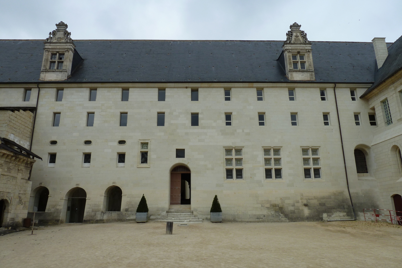รูปถ่าย ฝรั่งเศส(France) ฟงเตอโวร์(Fontevraud) 2011-05 143