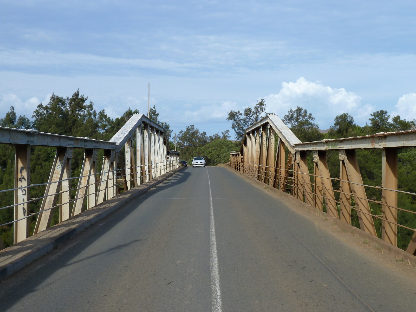 รูปถ่าย นิวแคลิโดเนีย(New Caledonia) ถนนจากตงตูตาไปทีโอ(Tontouta to Thio road) 2010-05 77