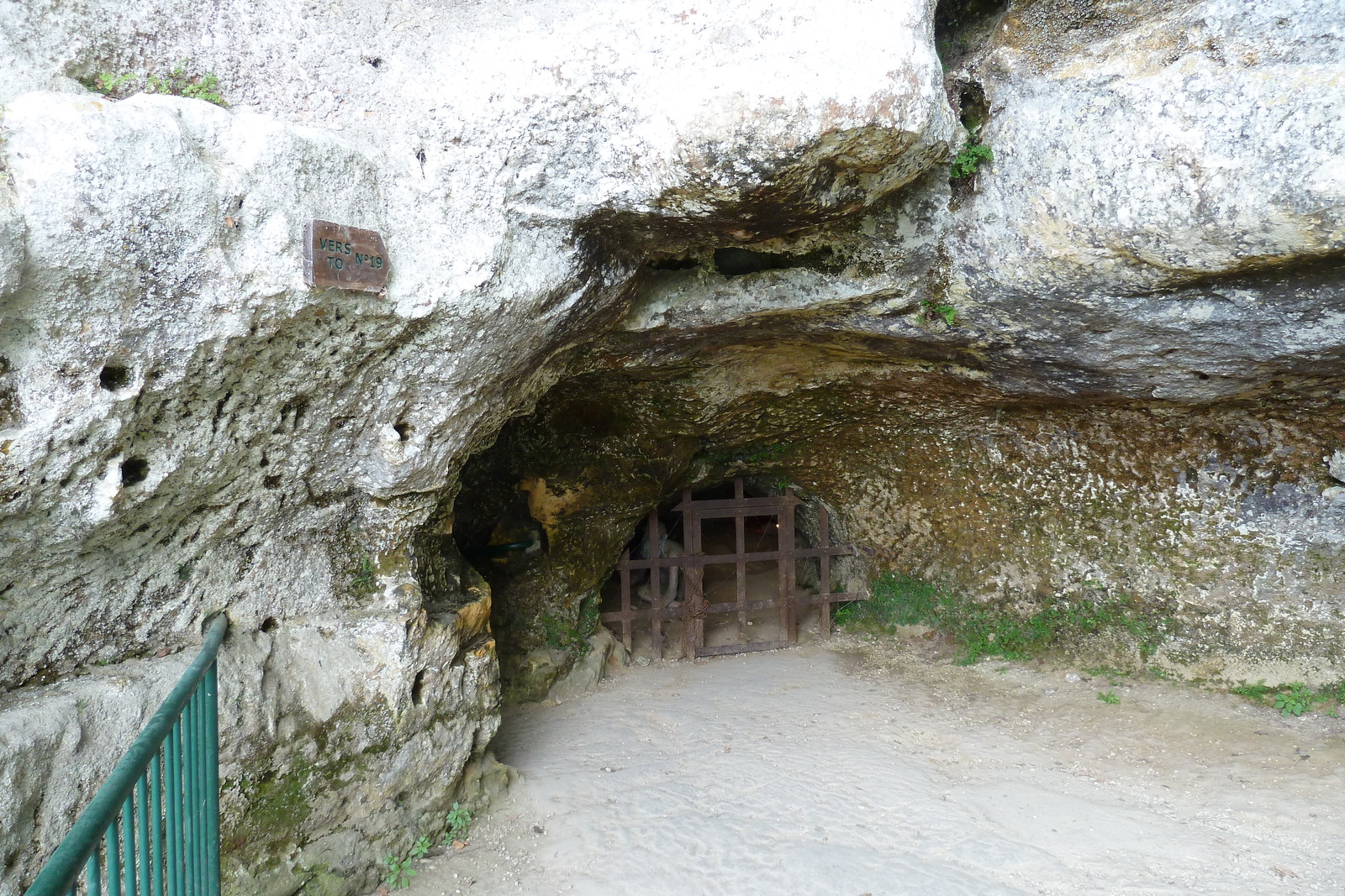 รูปถ่าย ฝรั่งเศส(France) ลาร็อกแซ็งคริสตอฟ(La Roque St Christophe) 2010-08 55