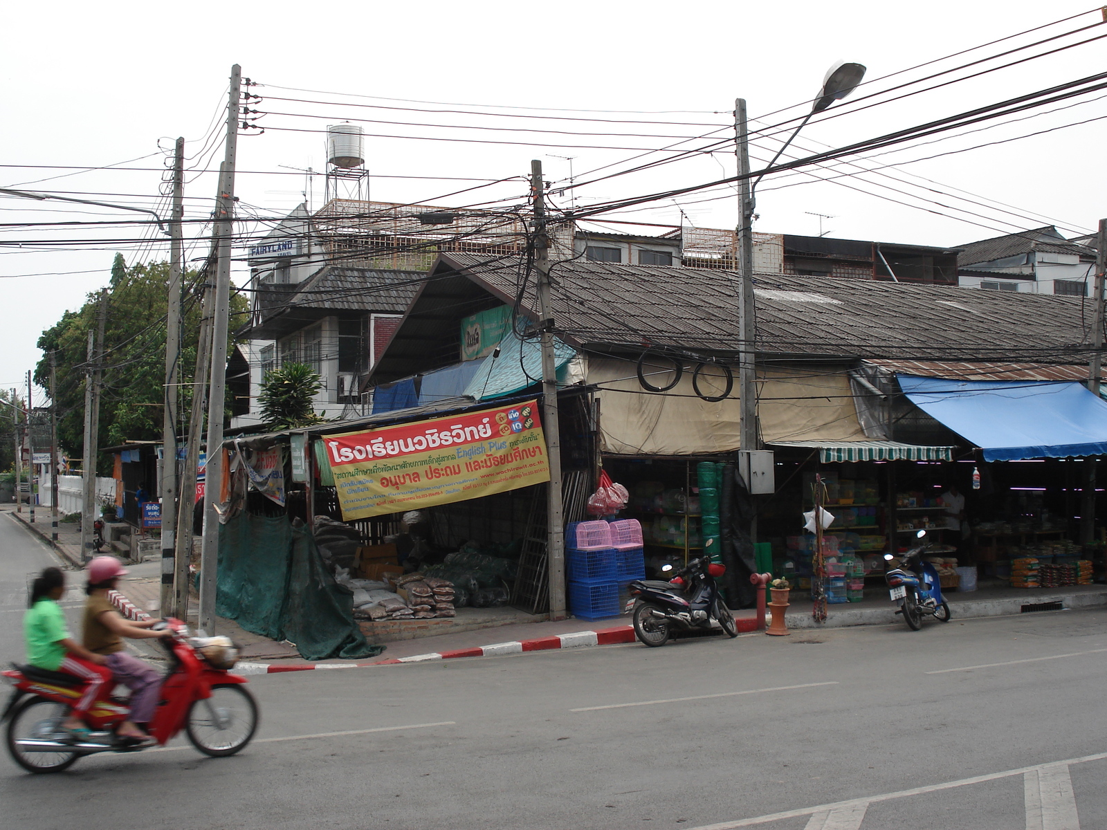 รูปถ่าย ไทย(Thailand) เชียงใหม่(Chiang Mai) ข้างในคุเมืองเชียงใหม่(Inside Canal) ถนนอารักษ์(ในคูเมือง)(Arrak Road(Canal)) 2006-04 20