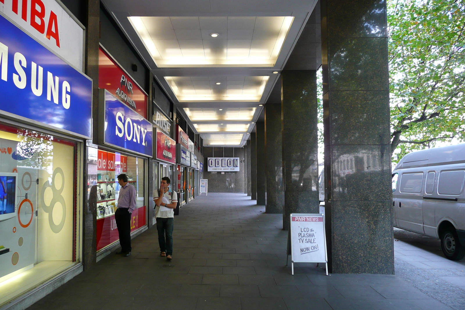 รูปถ่าย อังกฤษ(United Kingdom) ลอนดอน(London) ถนนท็อตแนมคอร์ต(Tottenham Court Road) 2007-09 22