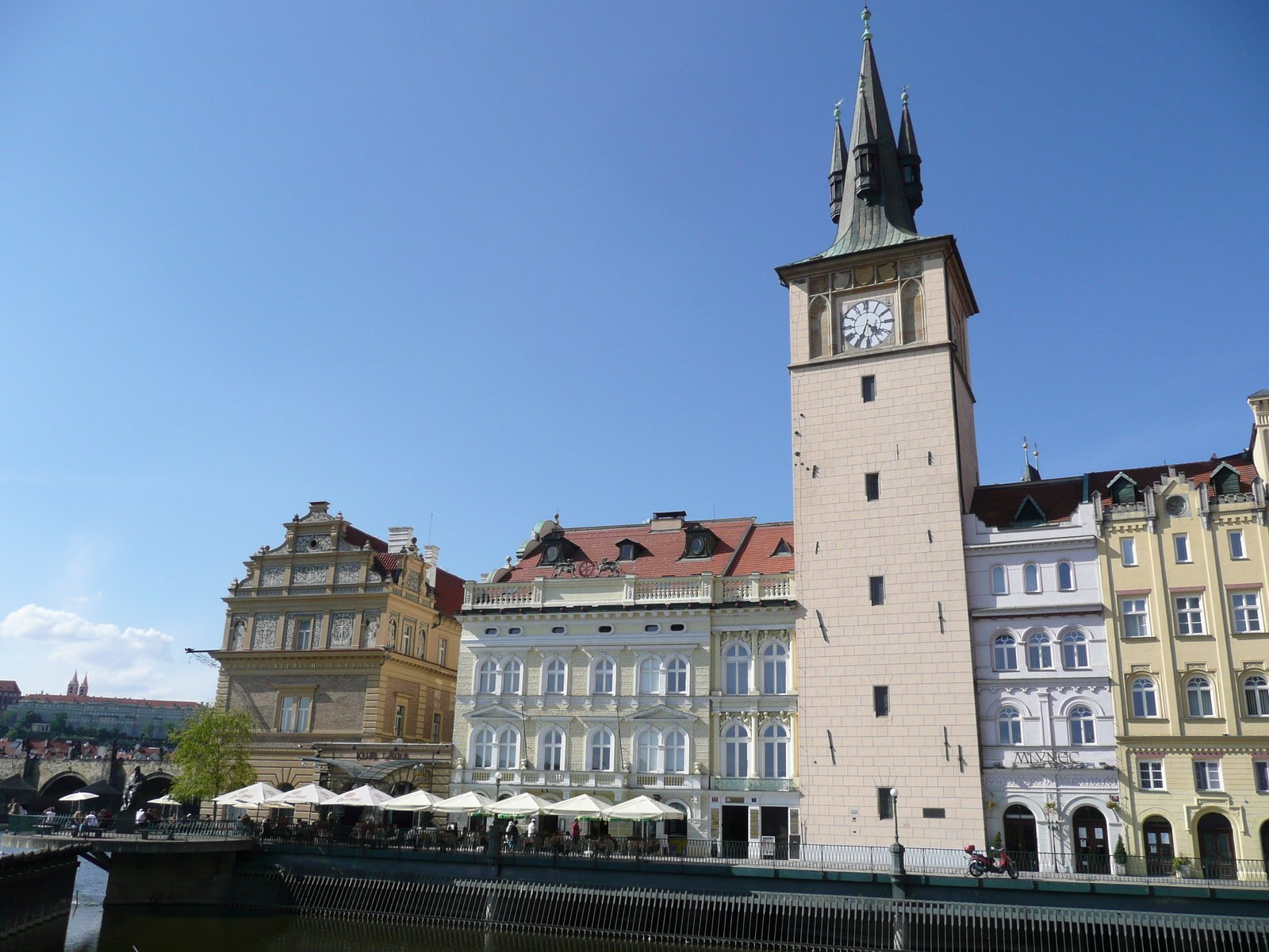 รูปถ่าย สาธารณรัฐเช็ก(Czech Republic) ปราก(Prague) ริมฝั่งสเมตานา(Smetanovo nabr) 2007-07 3