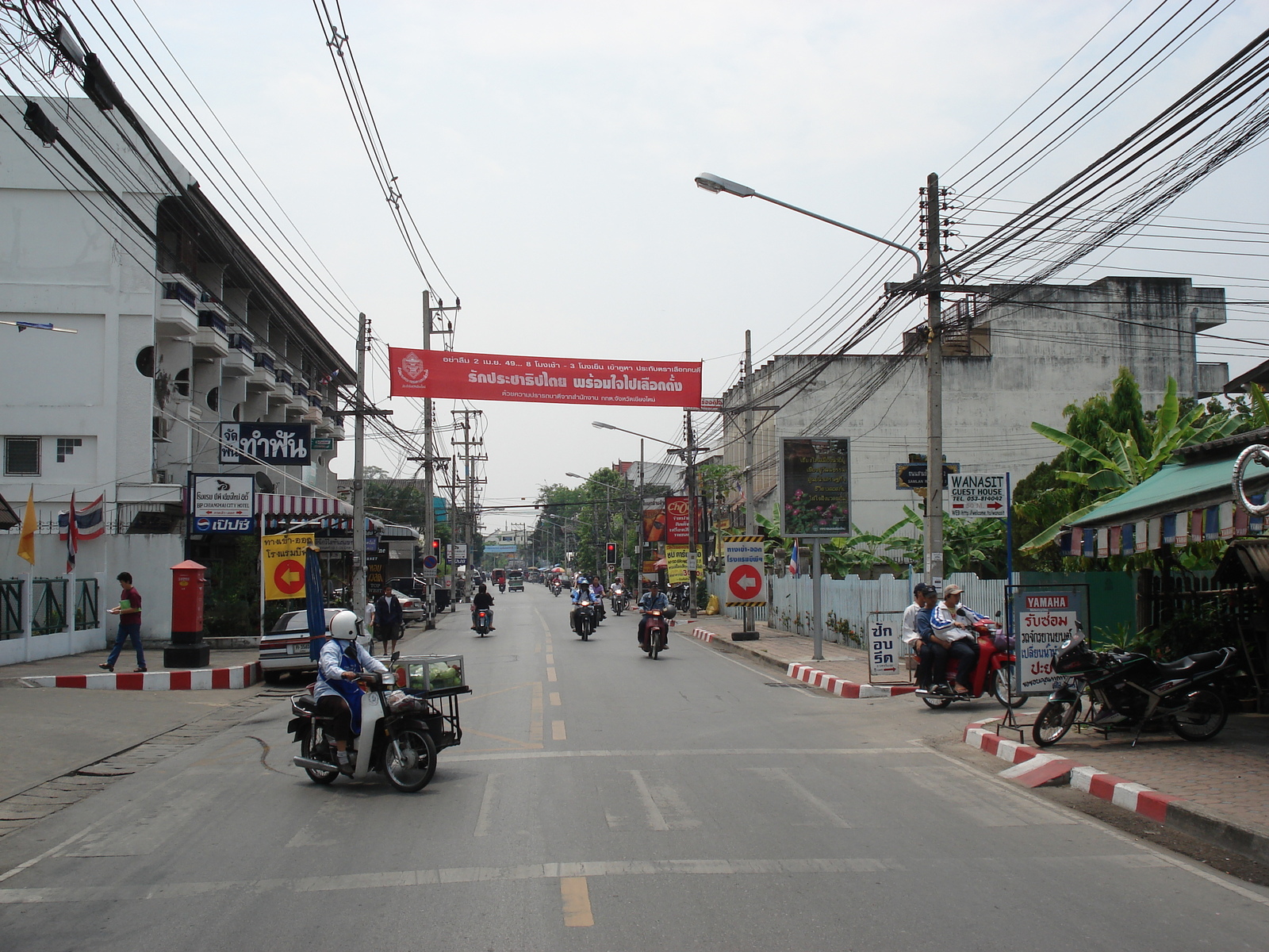 รูปถ่าย ไทย(Thailand) เชียงใหม่(Chiang Mai) ข้างในคุเมืองเชียงใหม่(Inside Canal) ถนนสามล้าน(Sam Lan Road) 2006-04 4
