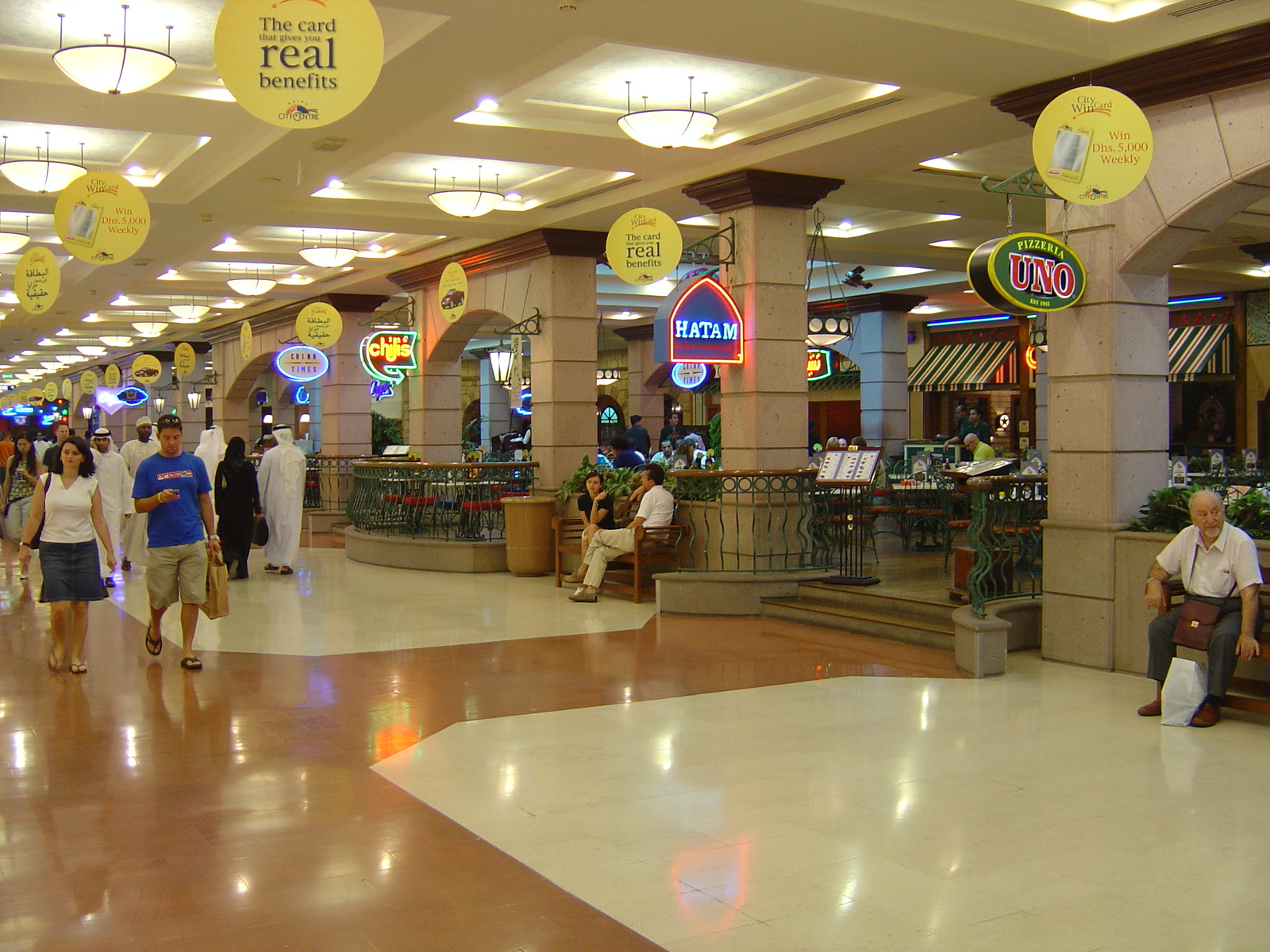 รูปถ่าย สหรัฐอาหรับเอมิเรตส์(United Arab Emirates) ดูไบ(Dubai) ห้างเดราซิตี้เซ็นเตอร์(Deira City Center Mall) 2005-09 13
