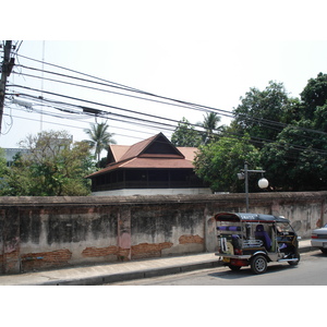 รูปถ่าย ไทย(Thailand) เชียงใหม่(Chiang Mai) ข้างในคุเมืองเชียงใหม่(Inside Canal) ราชดำเนิน (ถนนคนเดิน)(Rad Cha Dom Nurn (Walking Street)) 2006-04 38