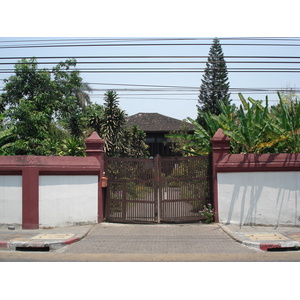 รูปถ่าย ไทย(Thailand) เชียงใหม่(Chiang Mai) ข้างในคุเมืองเชียงใหม่(Inside Canal) ราชดำเนิน (ถนนคนเดิน)(Rad Cha Dom Nurn (Walking Street)) 2006-04 0