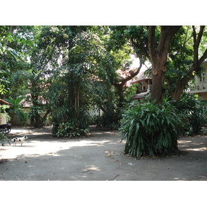 รูปถ่าย ไทย(Thailand) เชียงใหม่(Chiang Mai) ข้างในคุเมืองเชียงใหม่(Inside Canal) ราชดำเนิน (ถนนคนเดิน)(Rad Cha Dom Nurn (Walking Street)) 2006-04 32