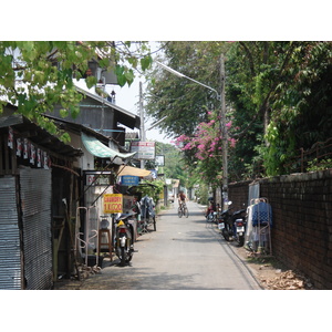 รูปถ่าย ไทย(Thailand) เชียงใหม่(Chiang Mai) ข้างในคุเมืองเชียงใหม่(Inside Canal) ราชดำเนิน (ถนนคนเดิน)(Rad Cha Dom Nurn (Walking Street)) 2006-04 12
