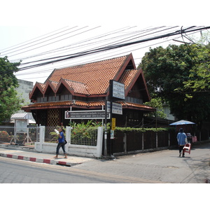 รูปถ่าย ไทย(Thailand) เชียงใหม่(Chiang Mai) ข้างในคุเมืองเชียงใหม่(Inside Canal) ราชดำเนิน (ถนนคนเดิน)(Rad Cha Dom Nurn (Walking Street)) 2006-04 3