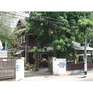 รูปถ่าย ไทย(Thailand) เชียงใหม่(Chiang Mai) ข้างในคุเมืองเชียงใหม่(Inside Canal) ราชดำเนิน (ถนนคนเดิน)(Rad Cha Dom Nurn (Walking Street)) 2006-04 13