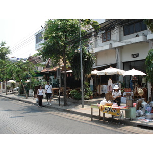 รูปถ่าย ไทย(Thailand) เชียงใหม่(Chiang Mai) ข้างในคุเมืองเชียงใหม่(Inside Canal) ราชดำเนิน (ถนนคนเดิน)(Rad Cha Dom Nurn (Walking Street)) 2006-04 10