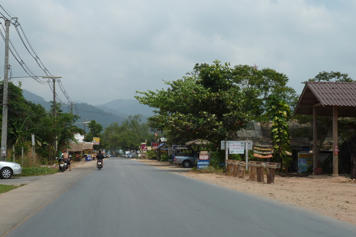 รูปถ่าย ไทย(Thailand) เกาะช้าง(Ko Chang) ถนนบนเกาะ(Island road) 2011-02 49