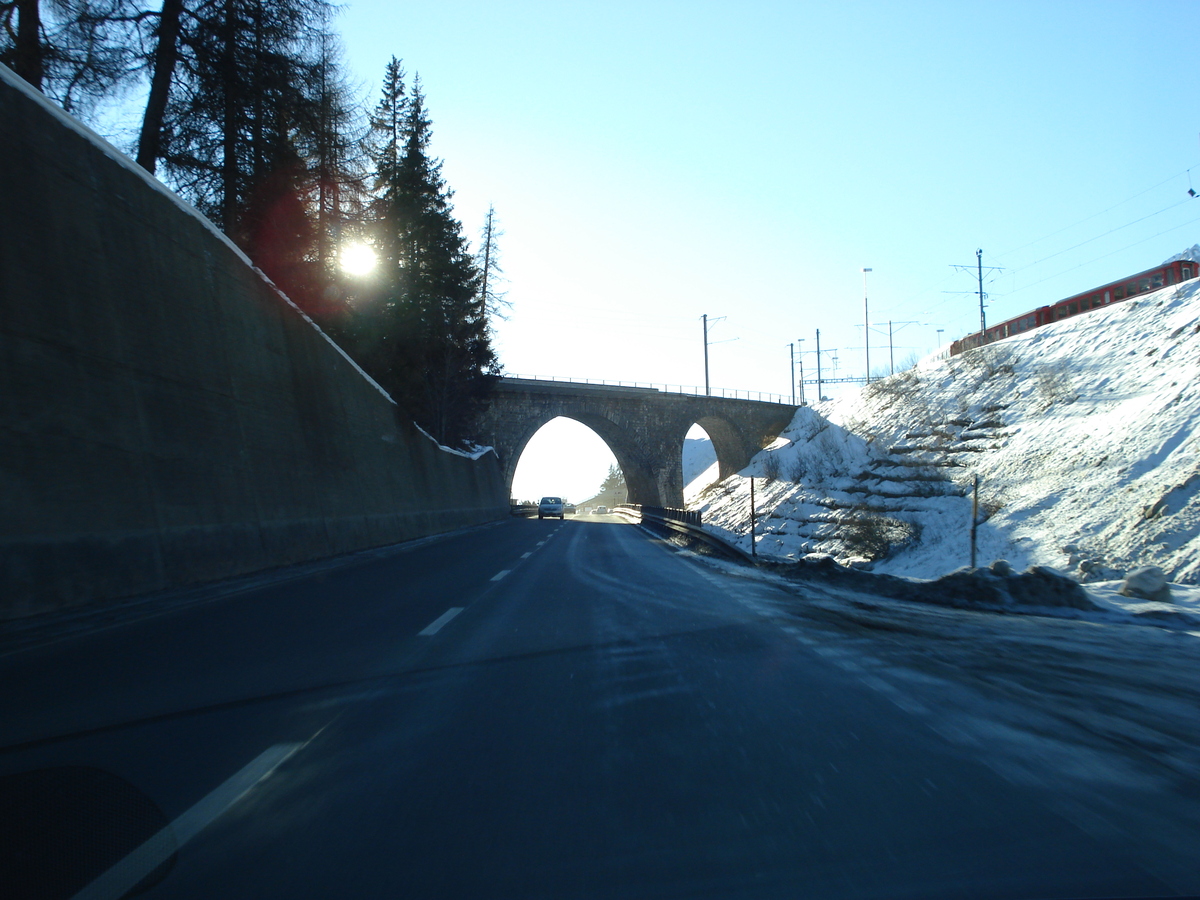 รูปถ่าย สวิสเซอร์แลนด์(Switzerland) ถนนจากปอนเตรซีนาไปเซนต์มอริตซ์(Pontresina to St Moritz Road) 2007-01 4