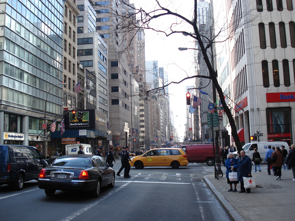 รูปถ่าย สหรัฐอเมริกา(United States) นิวยอร์ก(New York) ตามถนนฟิฟท์อเวนิว(down the 5th Avenue) 2006-03 26