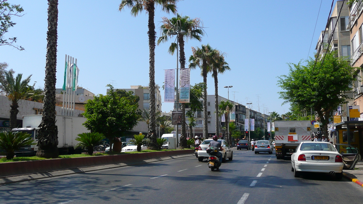 รูปถ่าย อิสราเอล(Israel) เทลอาวีฟ(Tel Aviv) ถนนอิบน์กบีรอล(Ibn Gvirol Street) 2007-06 22