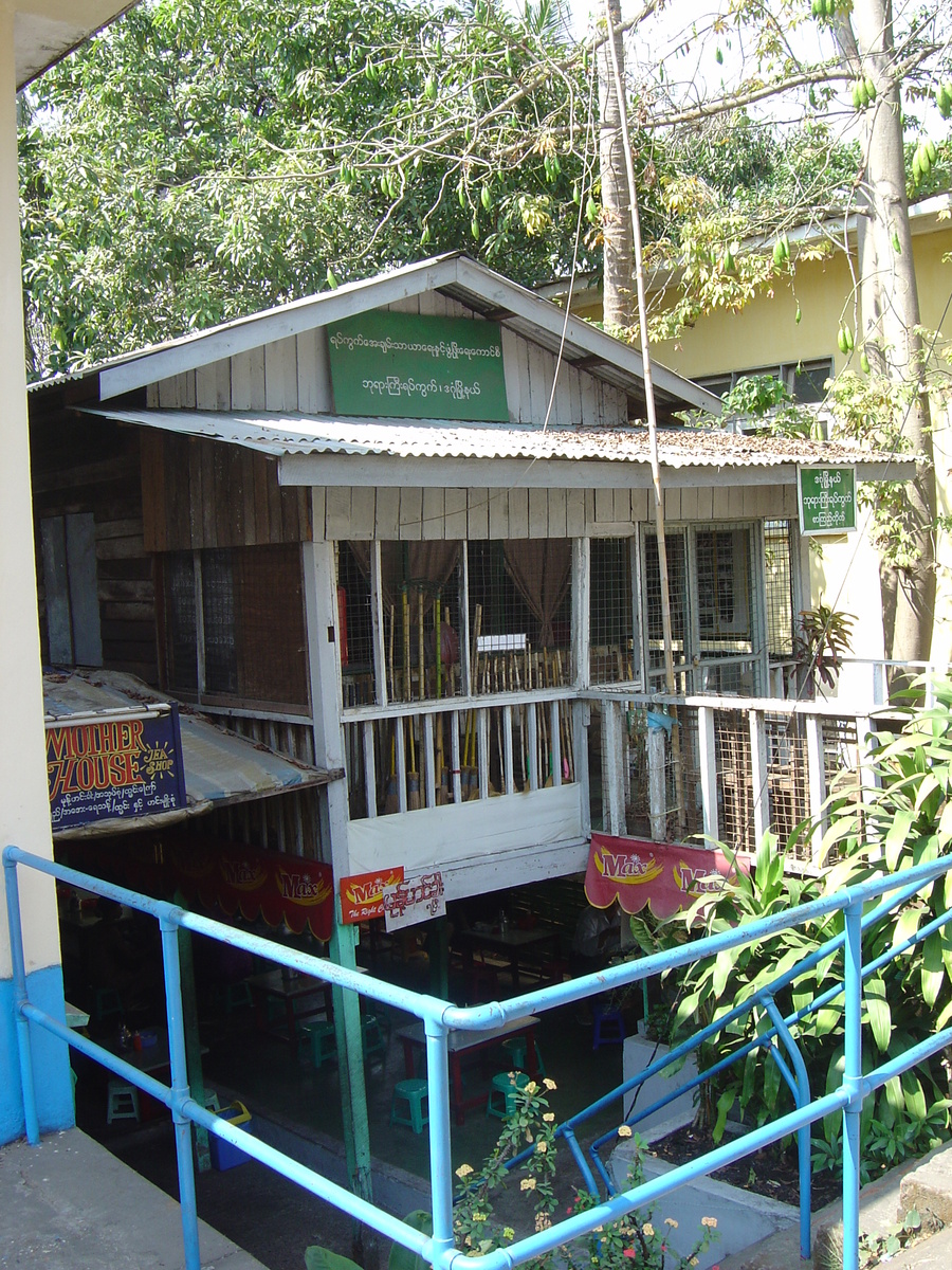 รูปถ่าย พม่า(Myanmar) ย่างกุ้ง(Yangon) 2005-01 239