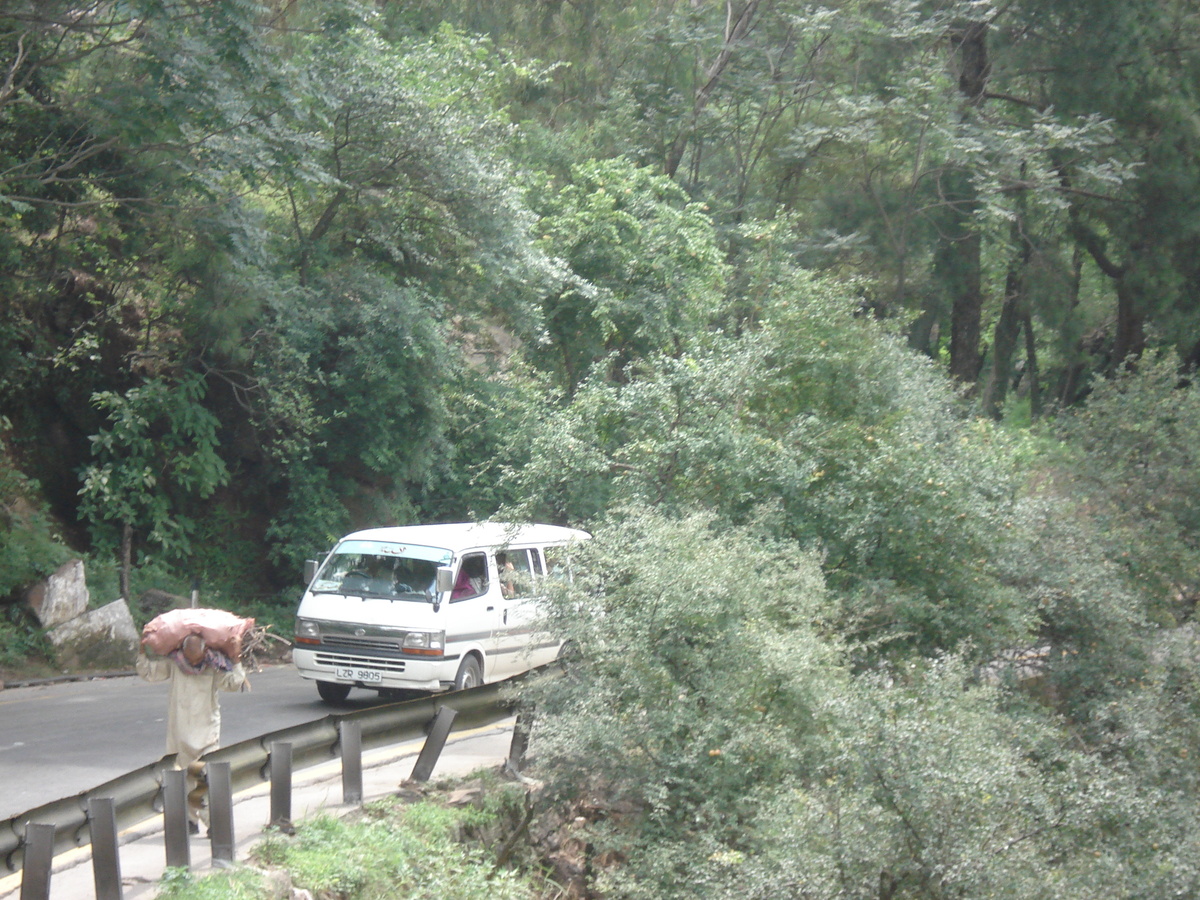 รูปถ่าย ปากีสถาน(Pakistan) ถนนจากอิสลามาบัดไปมัรรี(Islamabad to Murree road) 2006-08 18