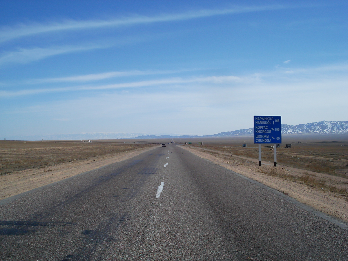 รูปถ่าย คาซัคสถาน(Kazakhstan) ถนนจากอัลมาตีไปหุบผาชารึน(Almaty to Charyn Canyon road) 2007-03 4