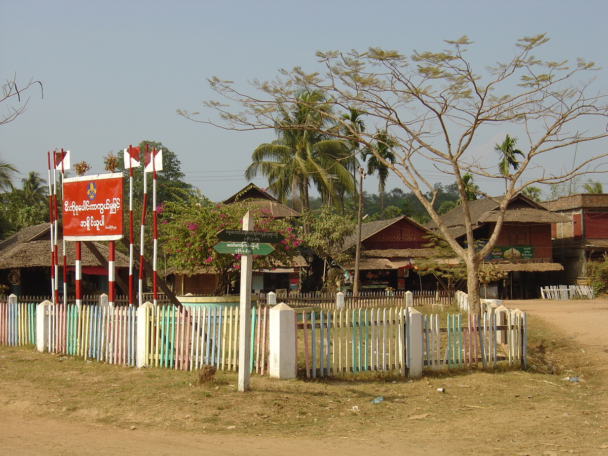 รูปถ่าย พม่า(Myanmar) ถนนจากทวายไปหาดหม่องมะกัน(Road from Dawei to Maungmagan beach) 2005-01 22