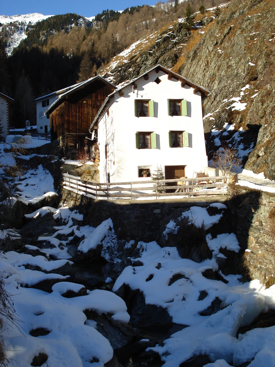รูปถ่าย สวิสเซอร์แลนด์(Switzerland) ถนนจากคูร์ไปเซนต์มอริตซ์(Chur to St Moritz Road) 2007-01 19
