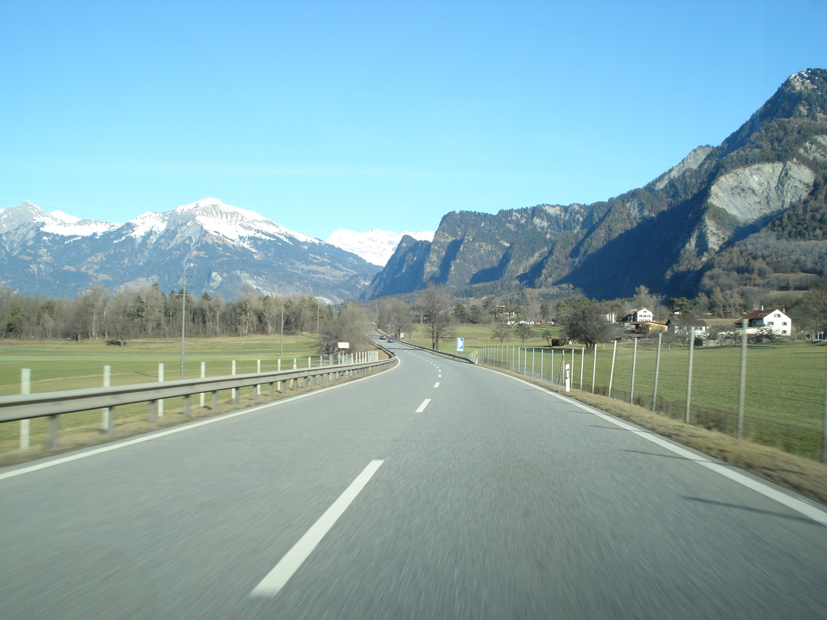 รูปถ่าย สวิสเซอร์แลนด์(Switzerland) ถนนจากคูร์ไปวาดุซ(Chur to Vaduz Road) 2007-01 3