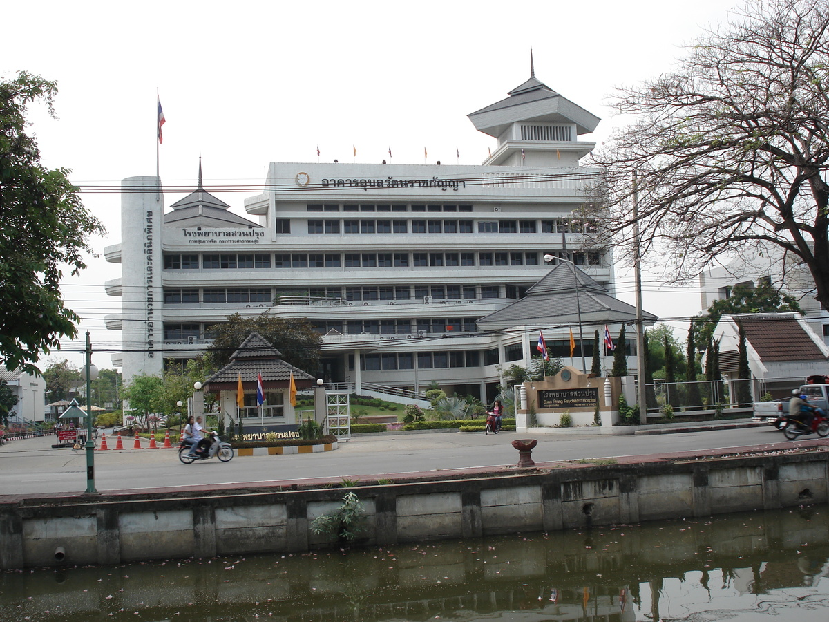 รูปถ่าย ไทย(Thailand) เชียงใหม่(Chiang Mai) ข้างในคุเมืองเชียงใหม่(Inside Canal) ถนนบำรุงบุรี(ในคูเมือง)(Bamrungburi road (Canal)) 2006-04 0