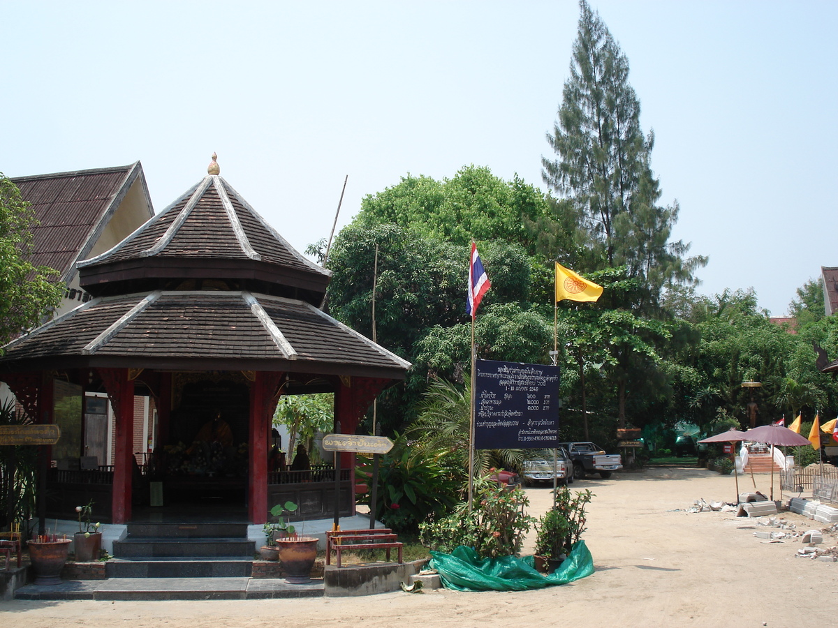 รูปถ่าย ไทย(Thailand) เชียงใหม่(Chiang Mai) ข้างในคุเมืองเชียงใหม่(Inside Canal) วัดเจดีย์หลวงวรวิหาร(Wat Chediluang Varaviharn temple) 2006-04 26