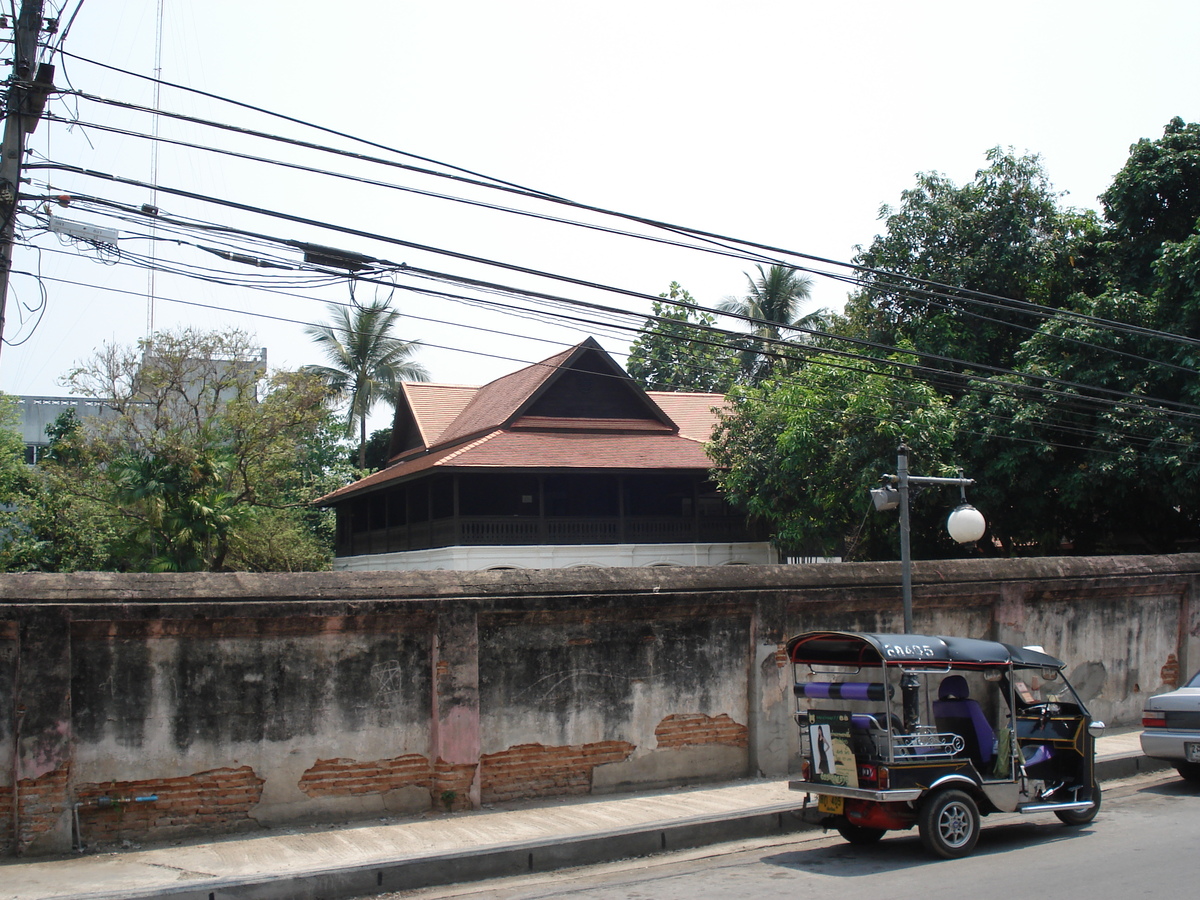 รูปถ่าย ไทย(Thailand) เชียงใหม่(Chiang Mai) ข้างในคุเมืองเชียงใหม่(Inside Canal) ราชดำเนิน (ถนนคนเดิน)(Rad Cha Dom Nurn (Walking Street)) 2006-04 38