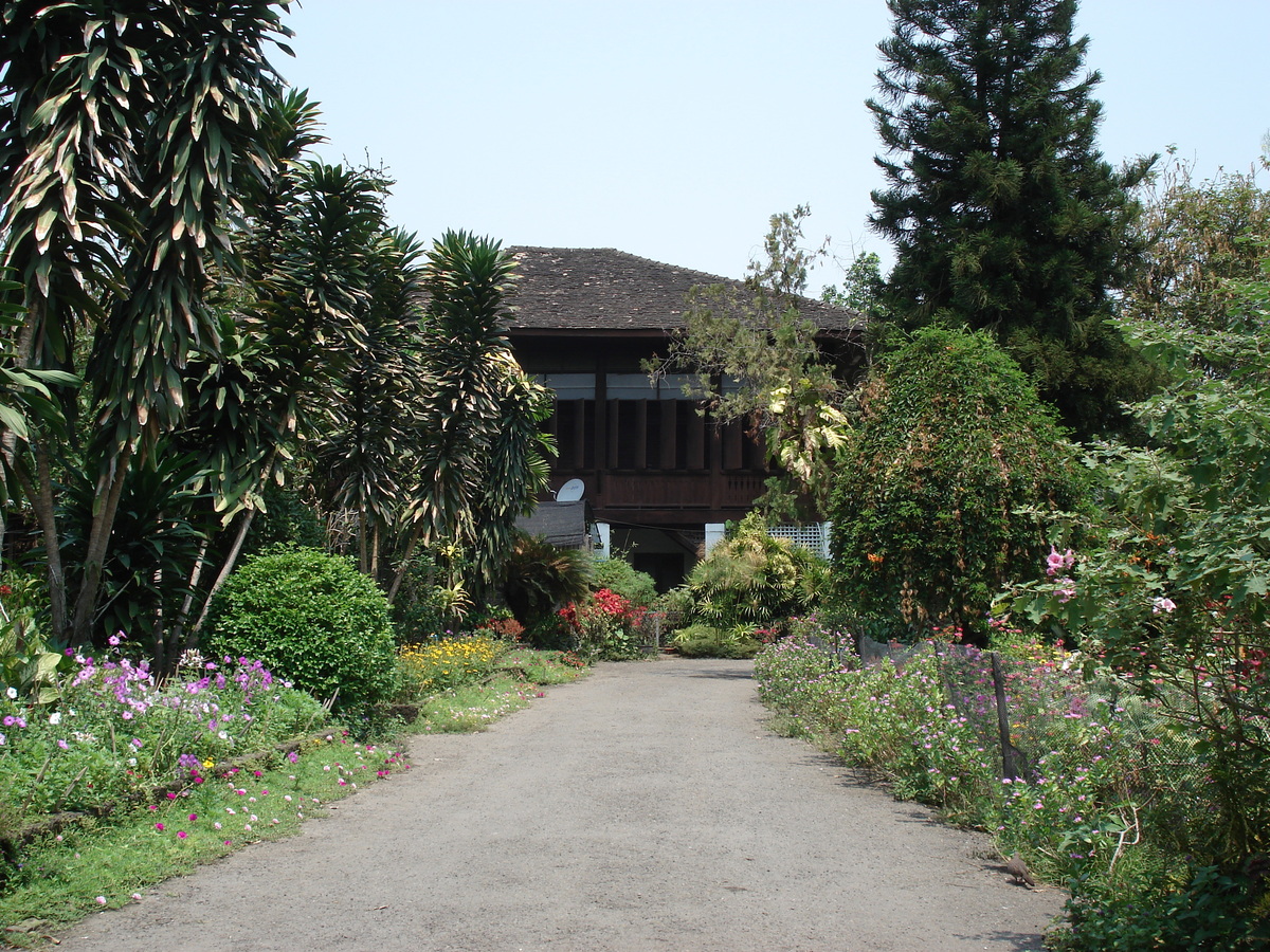 รูปถ่าย ไทย(Thailand) เชียงใหม่(Chiang Mai) ข้างในคุเมืองเชียงใหม่(Inside Canal) ราชดำเนิน (ถนนคนเดิน)(Rad Cha Dom Nurn (Walking Street)) 2006-04 27