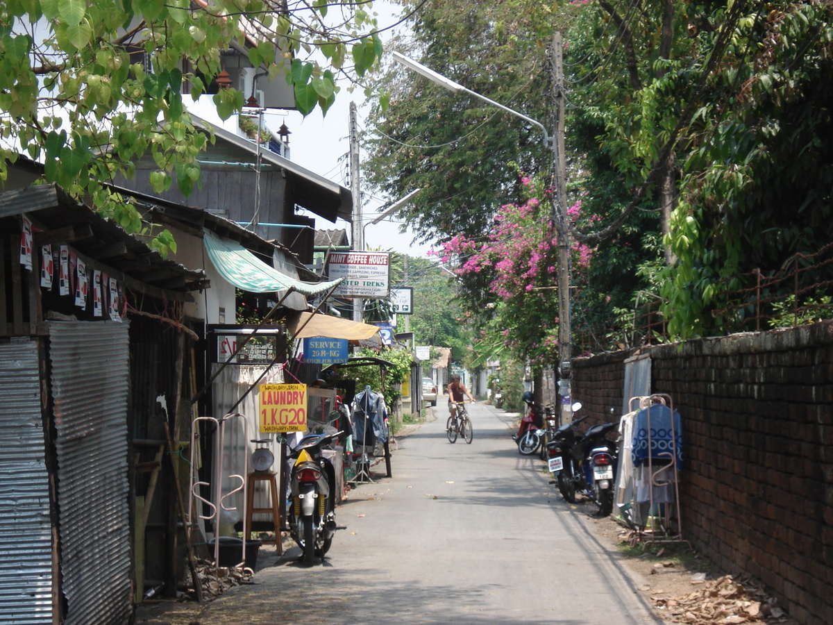 รูปถ่าย ไทย(Thailand) เชียงใหม่(Chiang Mai) ข้างในคุเมืองเชียงใหม่(Inside Canal) ราชดำเนิน (ถนนคนเดิน)(Rad Cha Dom Nurn (Walking Street)) 2006-04 12